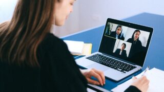 ノートパソコンでオンラインレッスンを受けながらメモを取る様子
