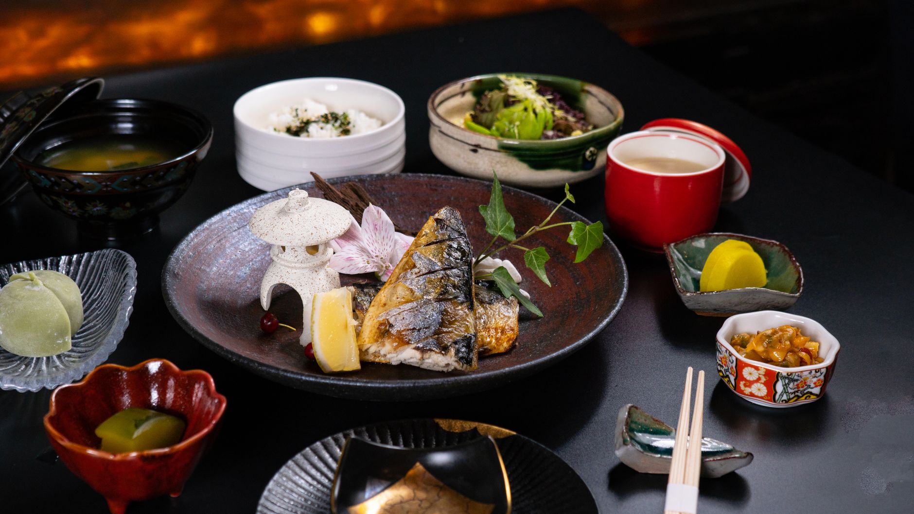 焼き魚と小鉢が並ぶ和食の食卓