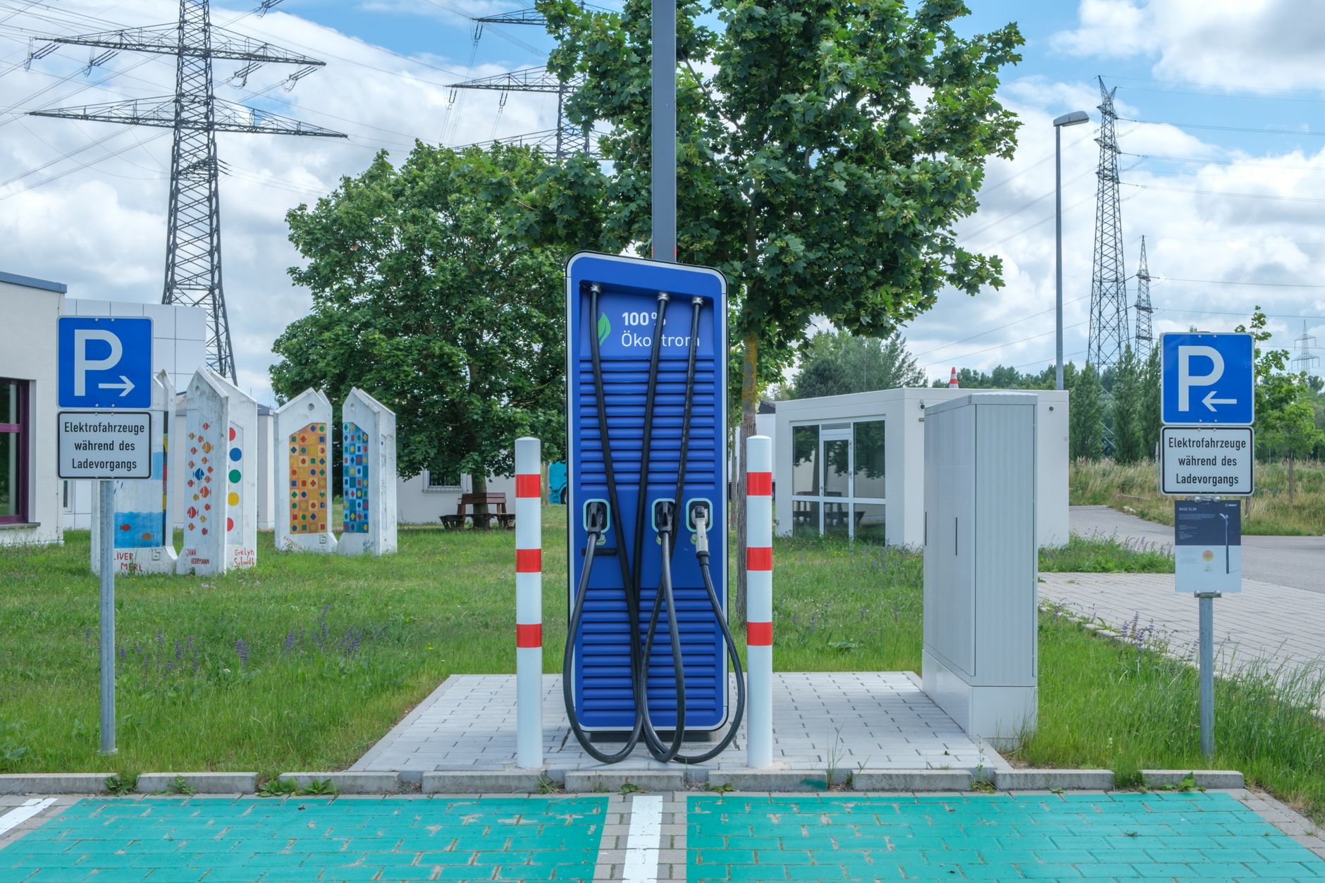 街中に設置された電気自動車の充電ステーション